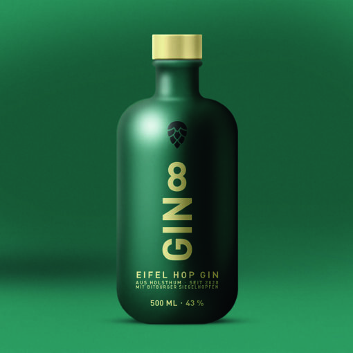 Gin 8 Flasche mit grünem Hintergrund